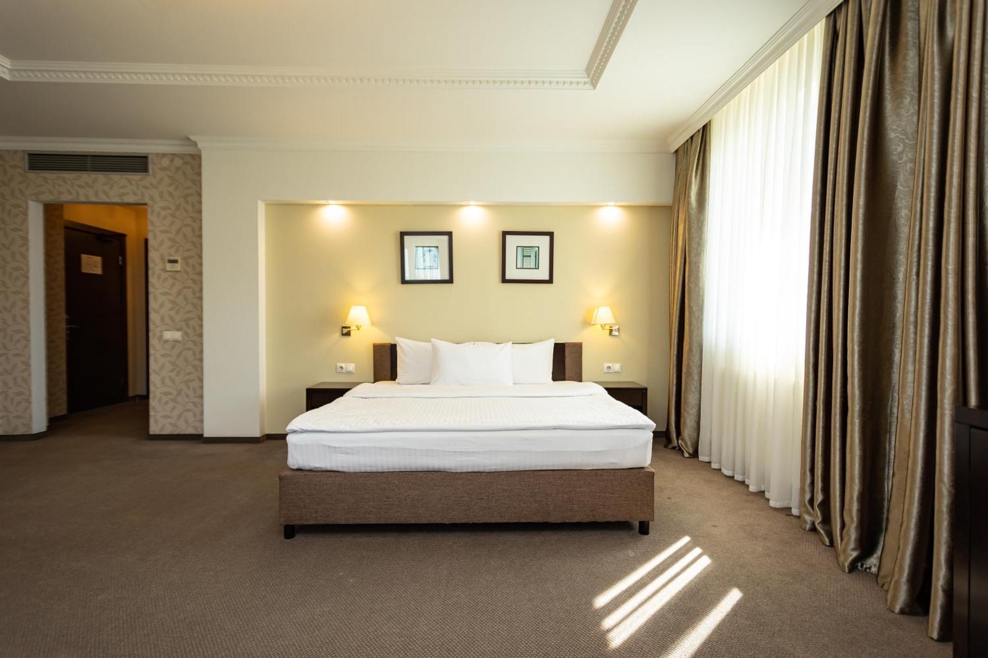 Riverside- Hotel And Mice Chernihiv Exterior photo